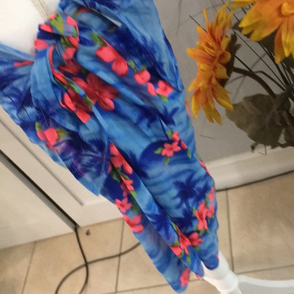 Beach Bay Cover-up floral. OS - Picture 4 of 9